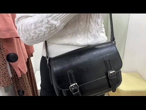 ❤️ Јавна мастурбација на младата кучка FeralBerry со дилдо во фитинг просторијата ️❌  Секс кај нас ❤